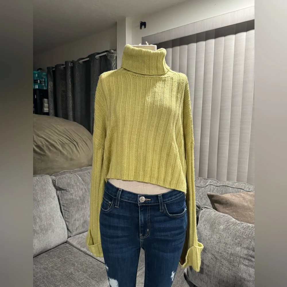 Arizona Jean Company Yellow Cropped Sweater